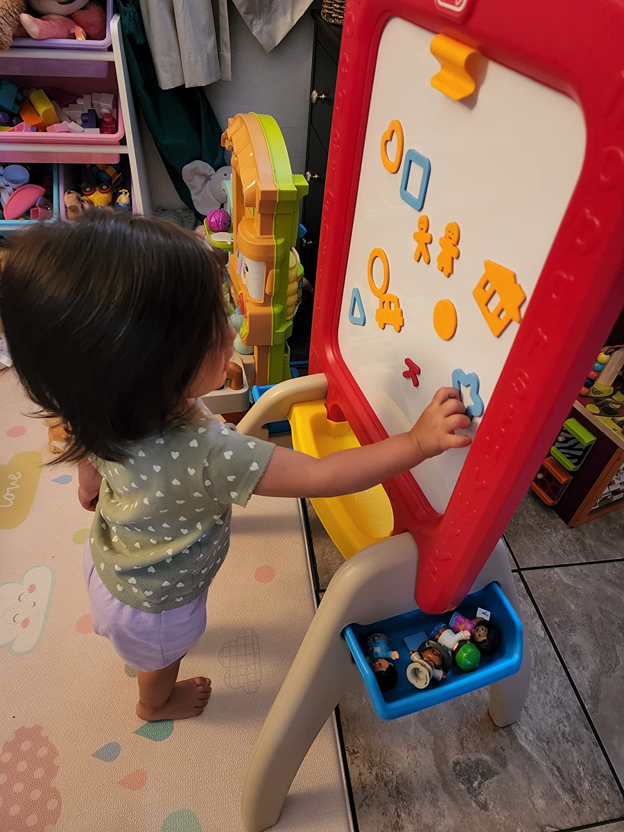 Step2 All Around Easel for Two, Kids Activity Table, Double-Sided Art Board, Made of Durable Plastic, Includes 94-Piece Soft Foam Magnets, For Toddlers 3+ Years Old customer photo 1