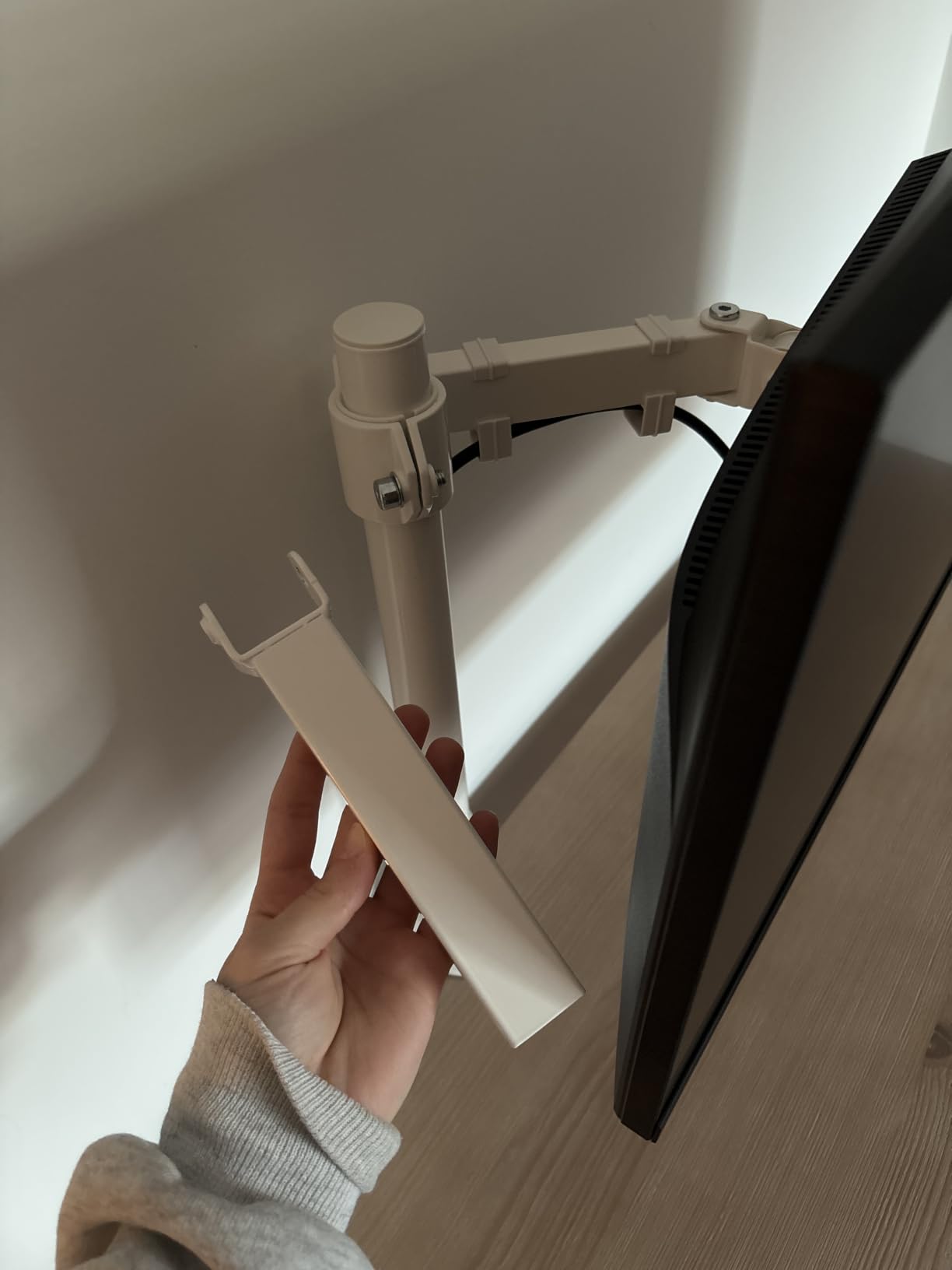 VIVO Single 13 to 38 inch Ultrawide Monitor Arm Desk Mount, Regular Screens up to 32 inches, 22 lbs capacity, Fully Adjustable Stand with C-Clamp and Grommet Base, Black, STAND-V001 customer photo 1