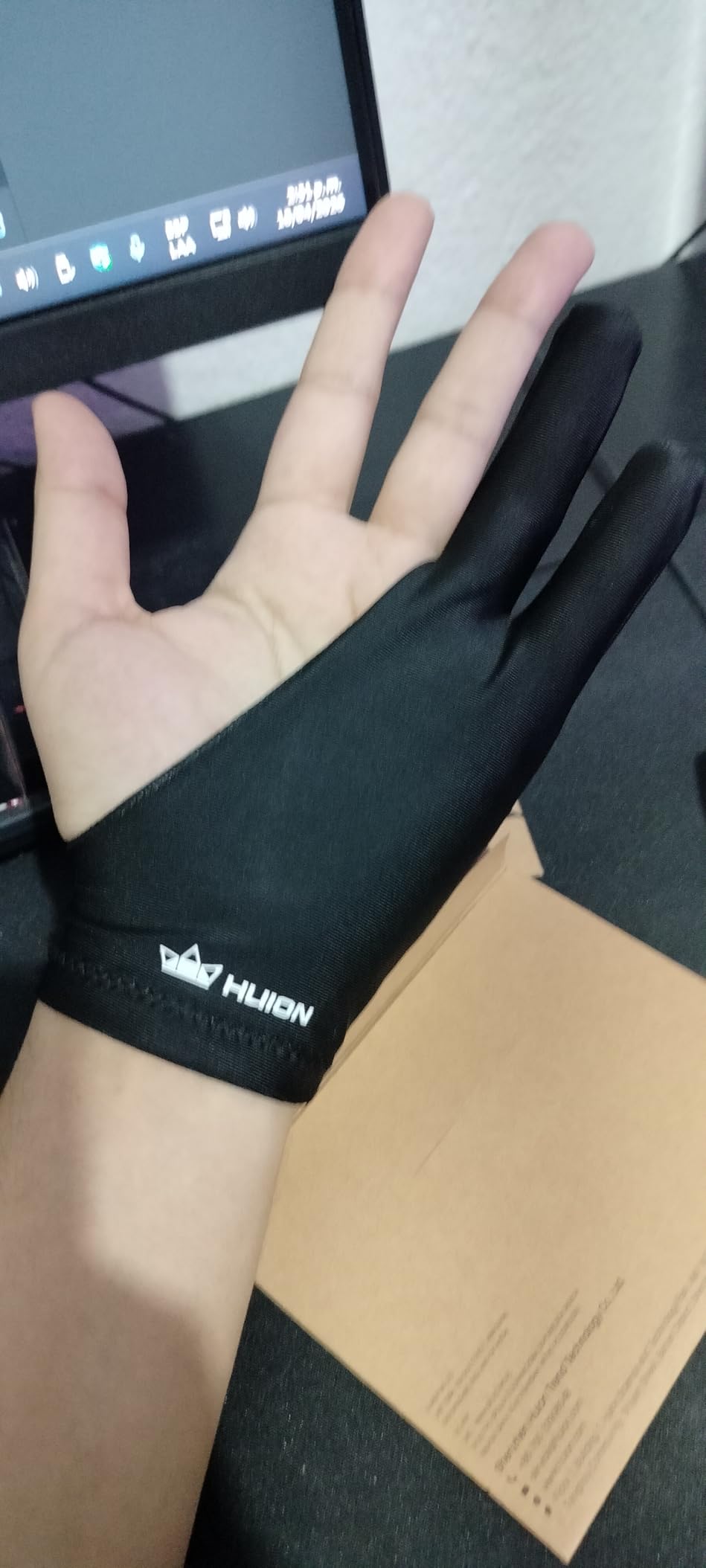 HUION Artist Drawing Glove, One Size, Left or Right Hand customer photo 1