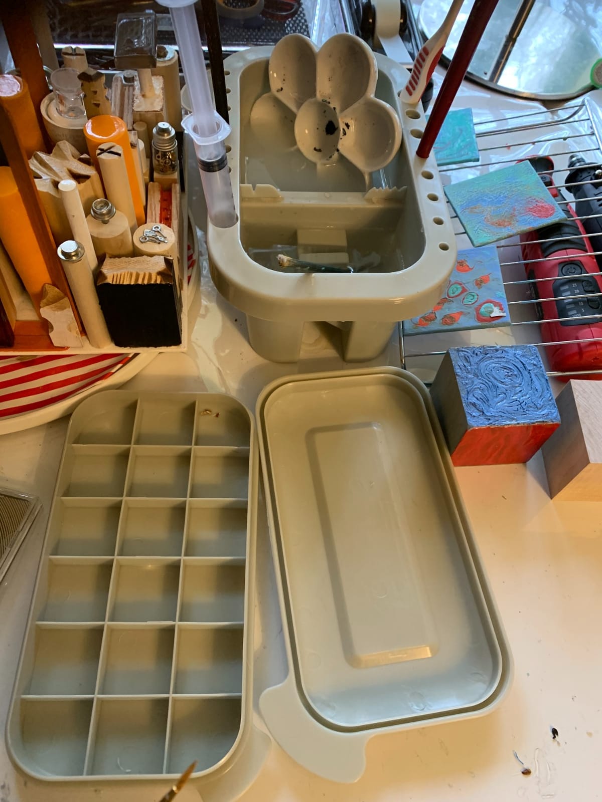 MyLifeUNIT Paint Brush Cleaner, Paint Brush Holder with Palette, Grey customer photo 2