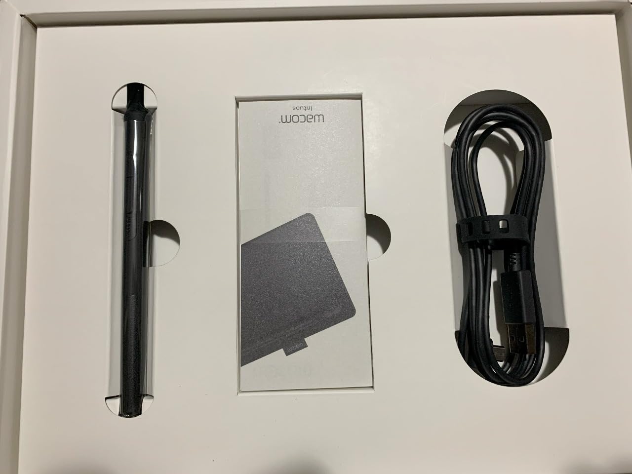 Wacom Intuos Medium, Bluetooth Graphic Drawing Tablet with Pen + Software customer photo 2