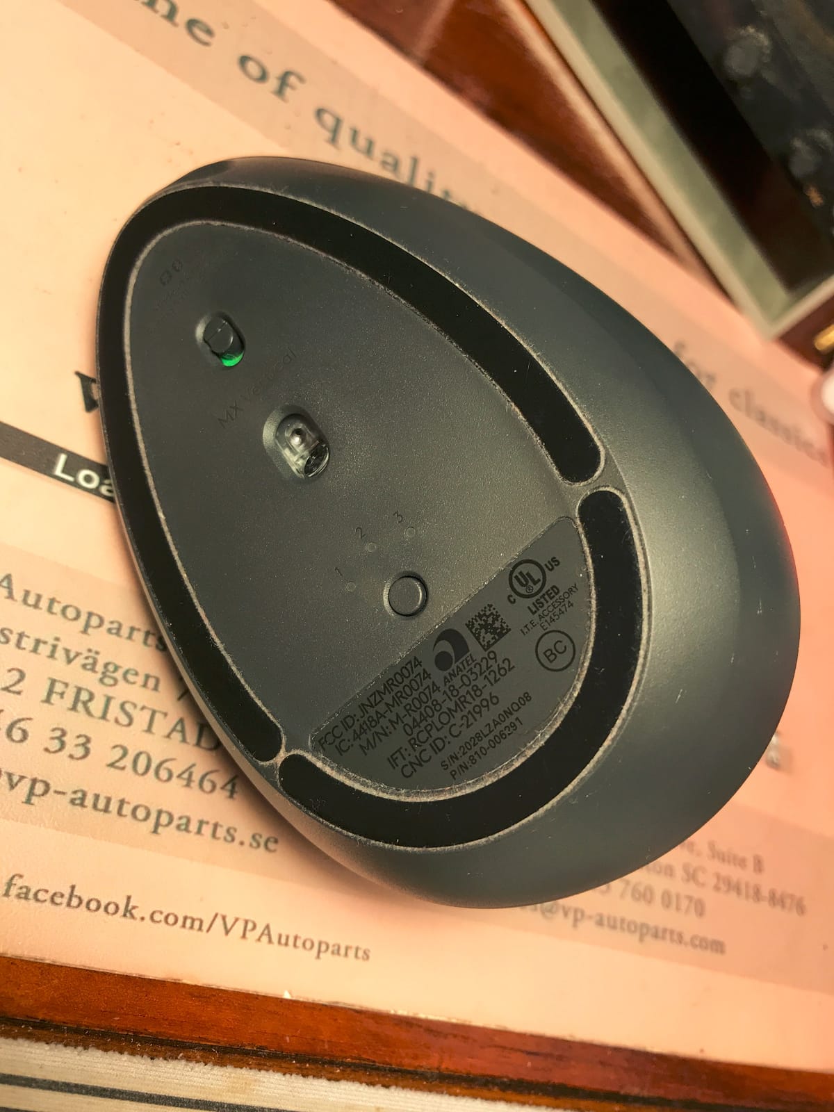 Logitech MX Vertical Wireless Mouse Ergonomic Design - Graphite customer photo 1