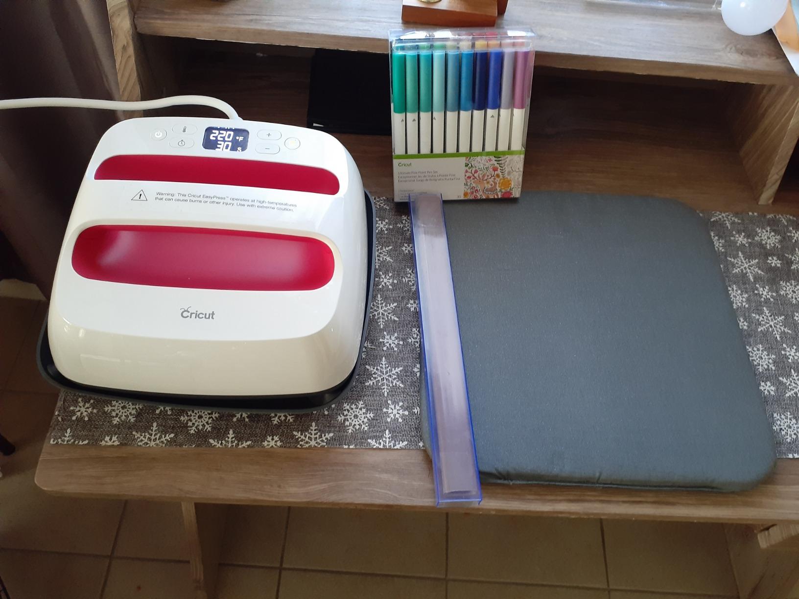 Cricut EasyPress 2-9 in x 9 in Heat Press - Heat Transfer Machine for T-Shirts, Tote Bags, Baby Clothes, Decor, & More - Easy to Use - Raspberry customer photo 1