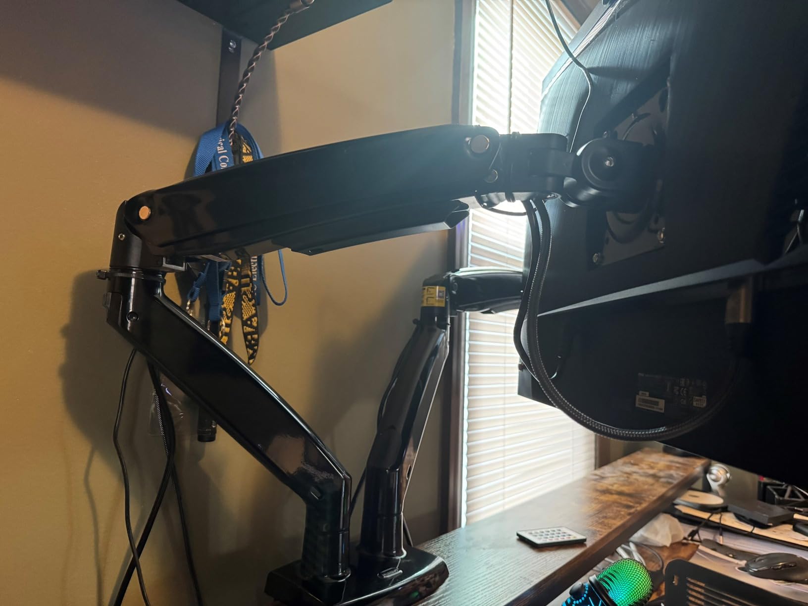 HUANUO Dual Monitor Stand for 13″–40″, Premium Dual Monitor Mount with USB, Height Adjustable Monitor Stand for 2 Monitors, VESA Mount with Clamp/Grommet Base, Holds 26.4lbs per Arm, HNDS7 customer photo 2