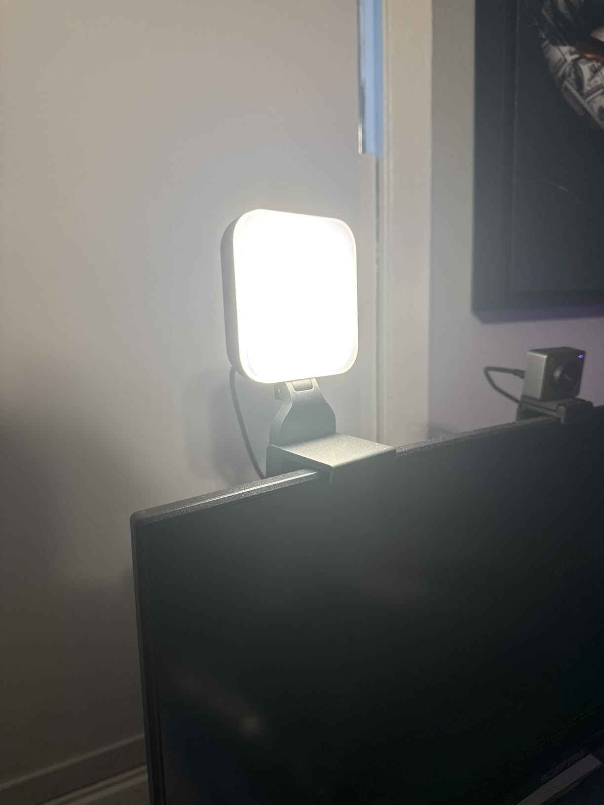 Logitech for Creators Litra Glow Premium LED Streaming Light - Graphite customer photo 1