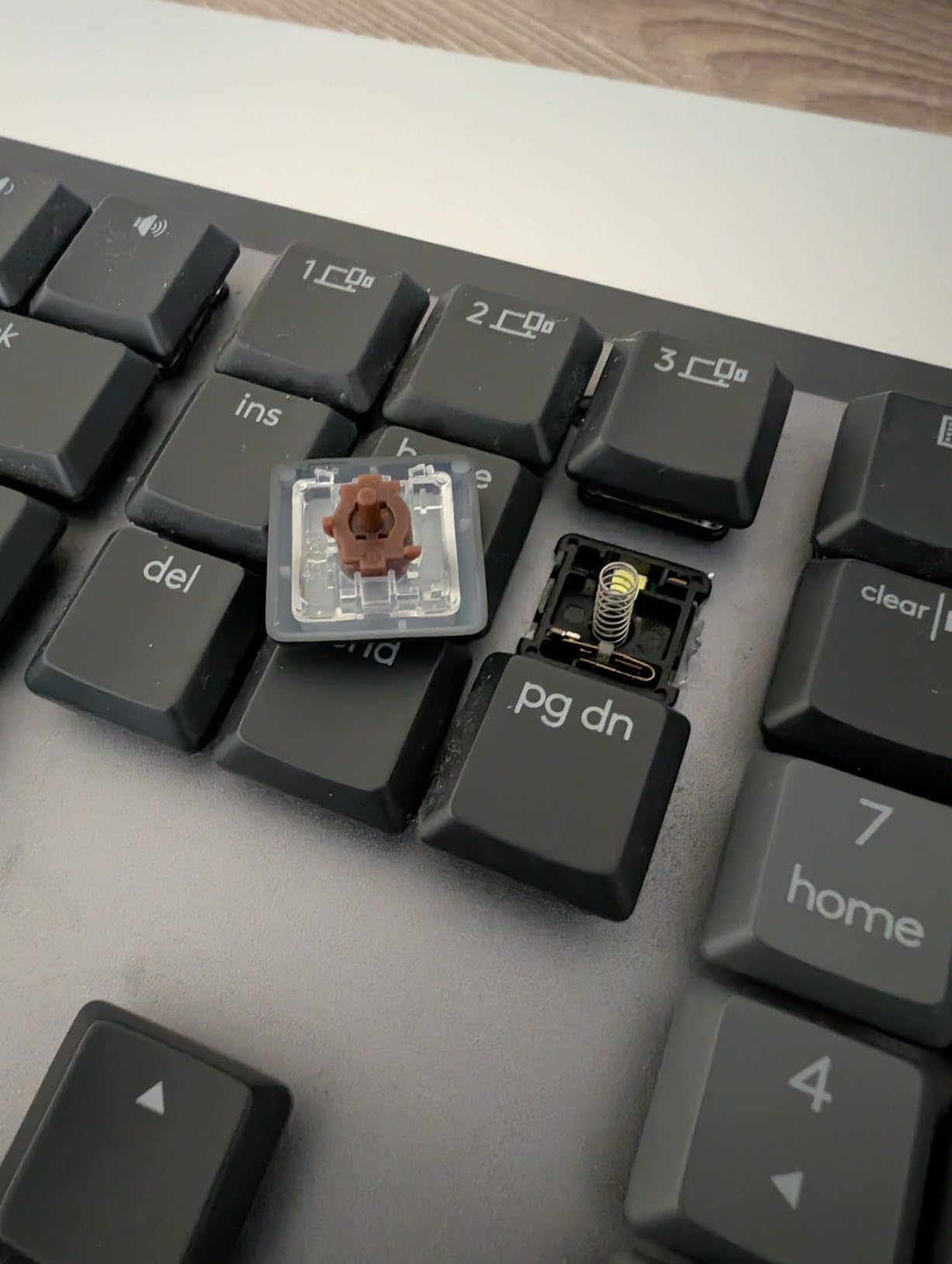 Logitech MX Mechanical Wireless Illuminated Keyboard Tactile - Graphite customer photo 1