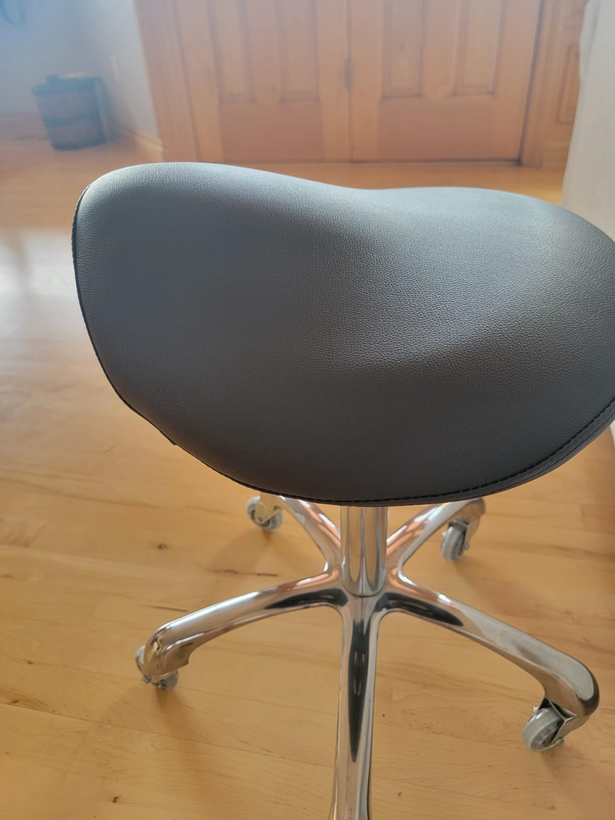 Professional Saddle Stool with Wheels Ergonomic Swivel Rolling Height Adjustable for Clinic Dentist Beauty Salon Tattoo Home Office (Green) customer photo 2