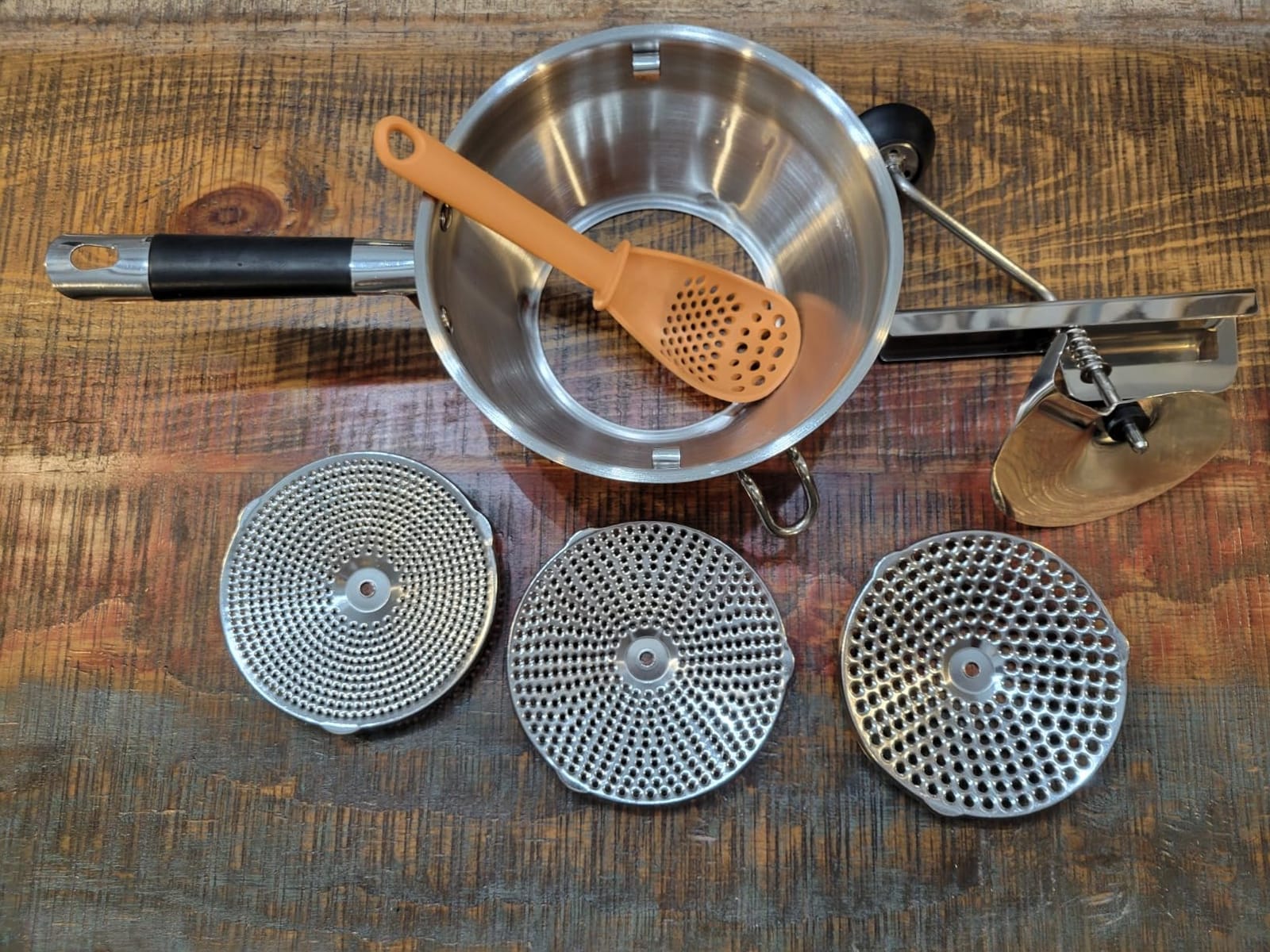 Stainless Steel Food Mills With 3 Milling Discs,Ergonomic design Of Rotary Food Mills For Tomato Sauce,Potatoes,Jams with Silicone Handle Dishwasher Safe, Multifunctional Spoon,Orange customer photo 2
