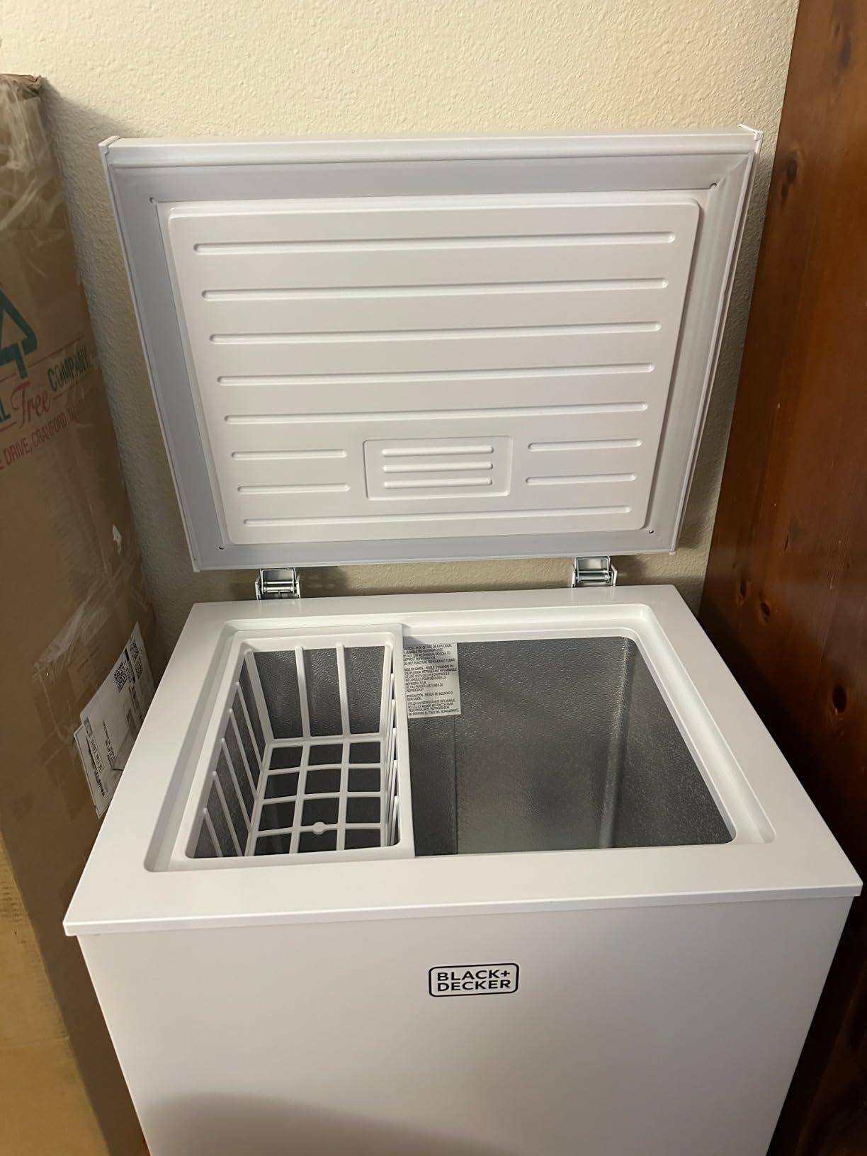 BLACK+DECKER 10 Cu. Ft. Chest Freezer, R600a Refrigerant, BCF1000E, White customer photo 1