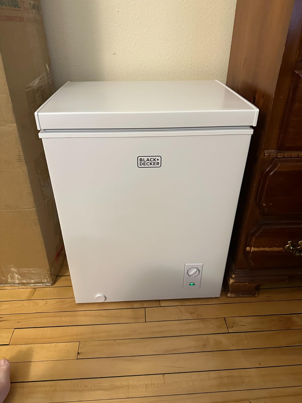 BLACK+DECKER 2.0 Cu. Ft. Compact Chest Freezer, BCFK206, White customer photo 2
