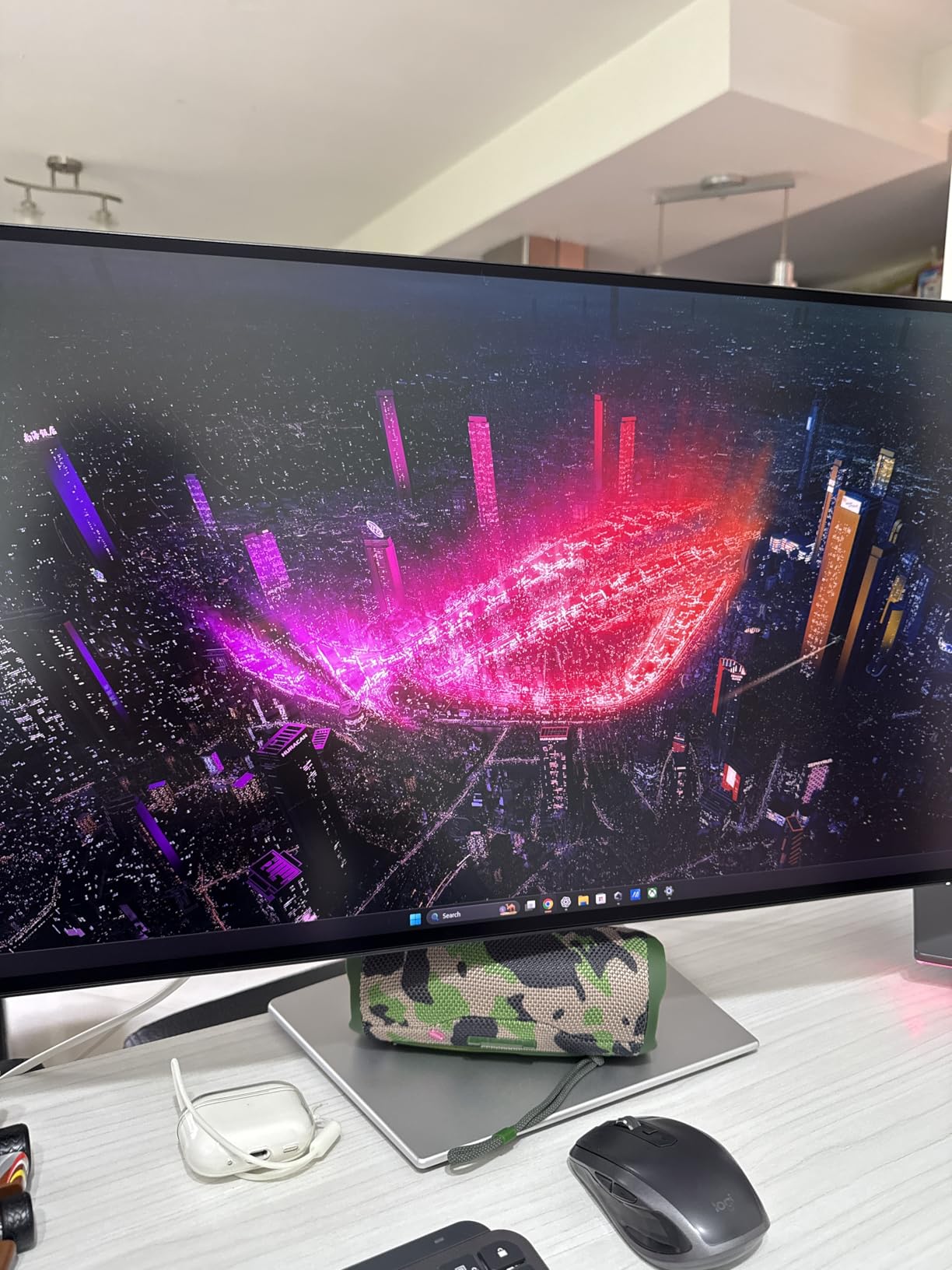 Dell UltraSharp U2725QE 27-Inch 4K UHD IPS Black Monitor customer photo 2