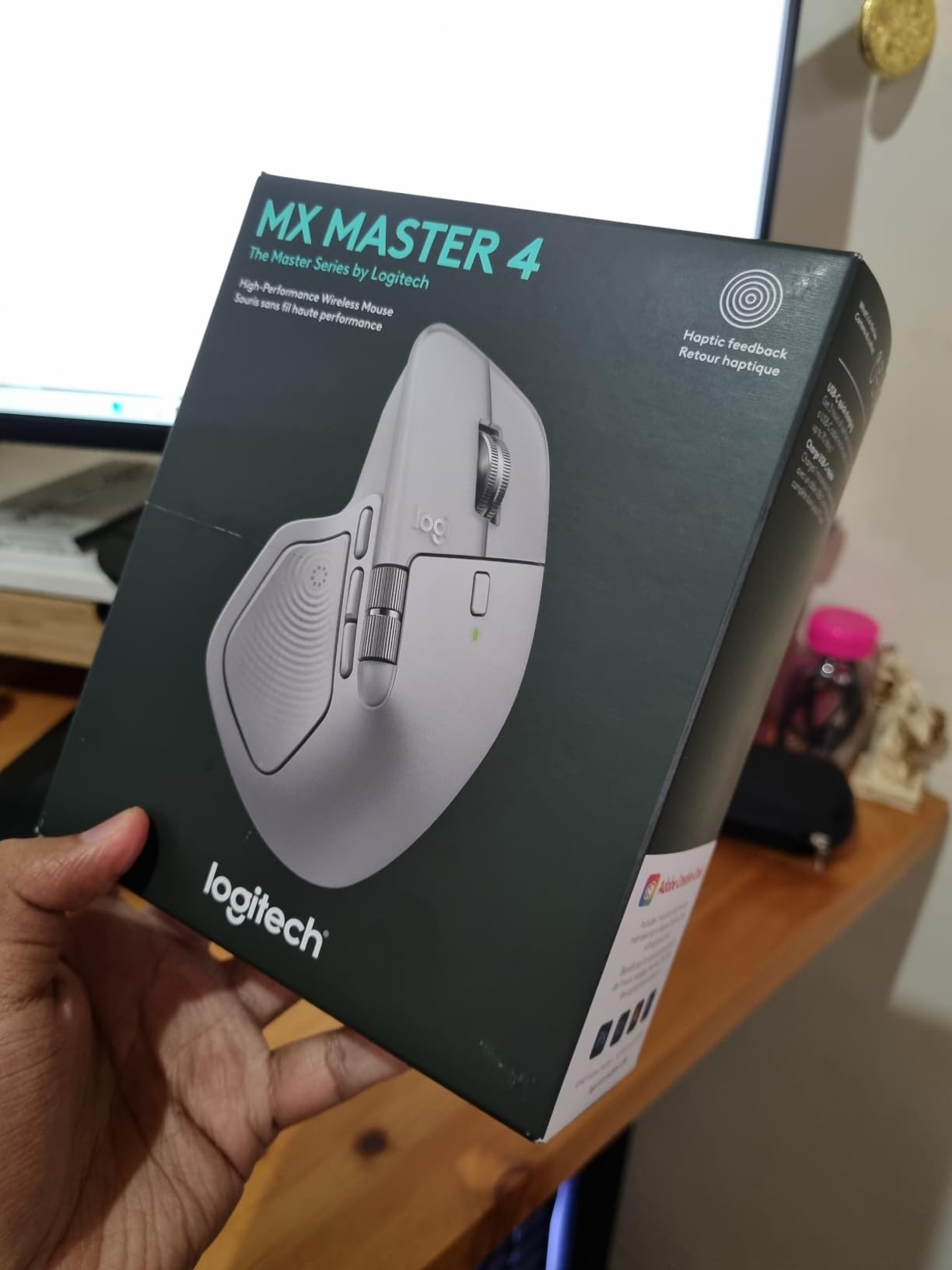 Logitech MX Master 4 Ergonomic Wireless Mouse with Haptics - Graphite customer photo 2