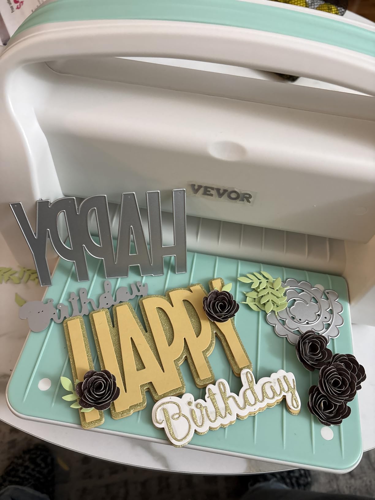 VEVOR Die Cutting and Embossing Machine, 9-Inch (A4) Opening Size, Manual Scrapbooking Machine Starter Kit, Foldable Complete Set with Embossing Folder, Plate, for Cardmaking, Scrapbooking, DIY Crafts customer photo 1