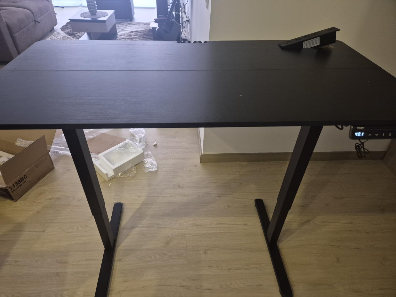 Huuger 47 X 24 Inch Electric Standing Desk with Power Outlets and USB-C Port, Height Adjustable Desk, Sit Stand Desk for Home Office, Computer & Gaming Desk with 3 Presets, Stable Steel Frame, Black customer photo 1