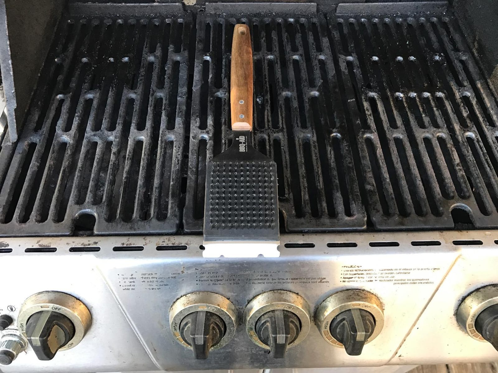 BBQ-Aid Grill Brush and Scraper for Barbecue – Grill Brush for Outdoor Grill with Extended, Large Wooden Handle and Replaceable Stainless Steel Bristles Head –No Scratch- BBQ Grill Brush for Any Grill customer photo 1