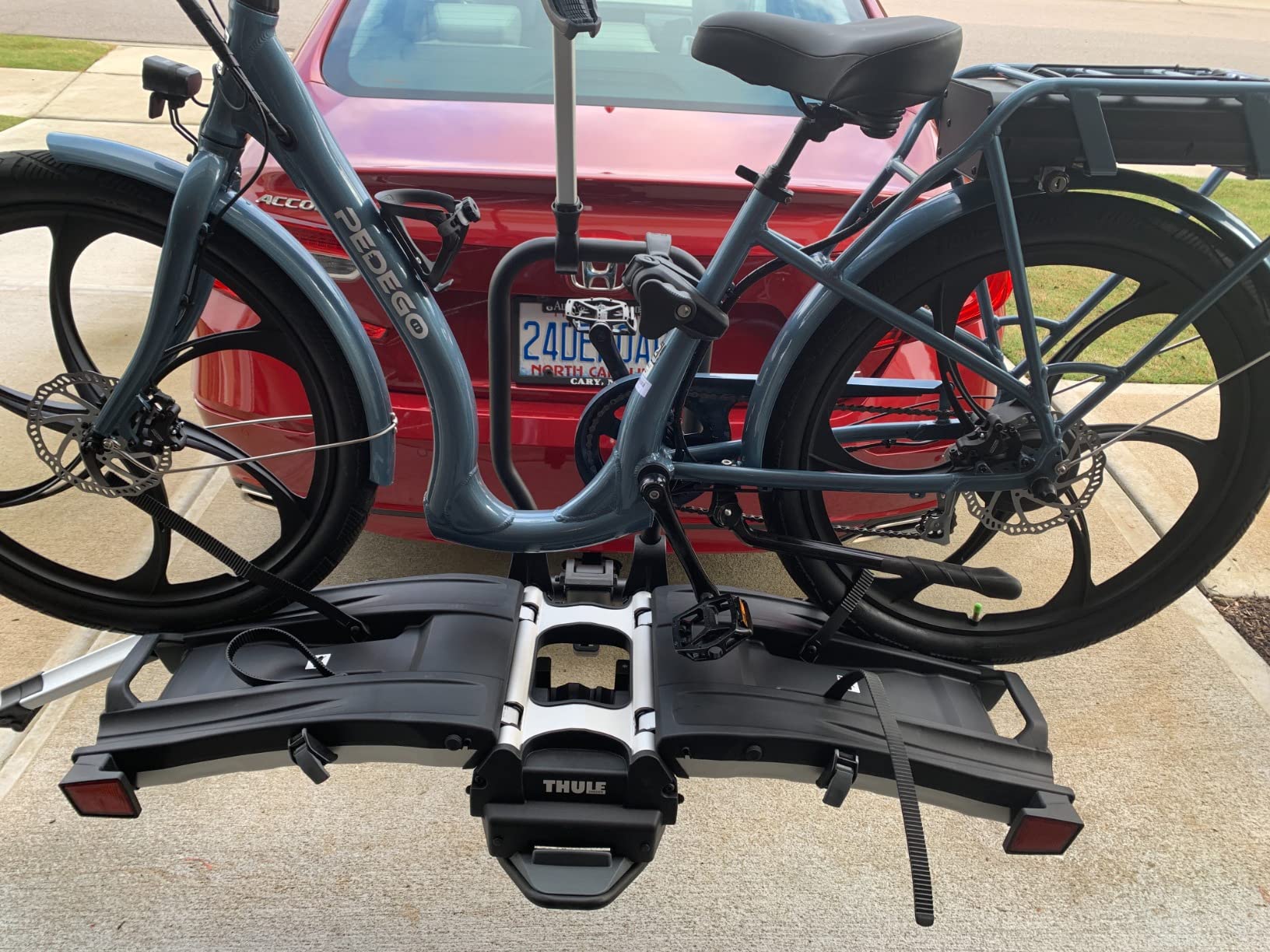 Thule EasyFold XT 2 Hitch Bike Rack, 130lb Load Capacity, E-Bike Compatible customer photo 2