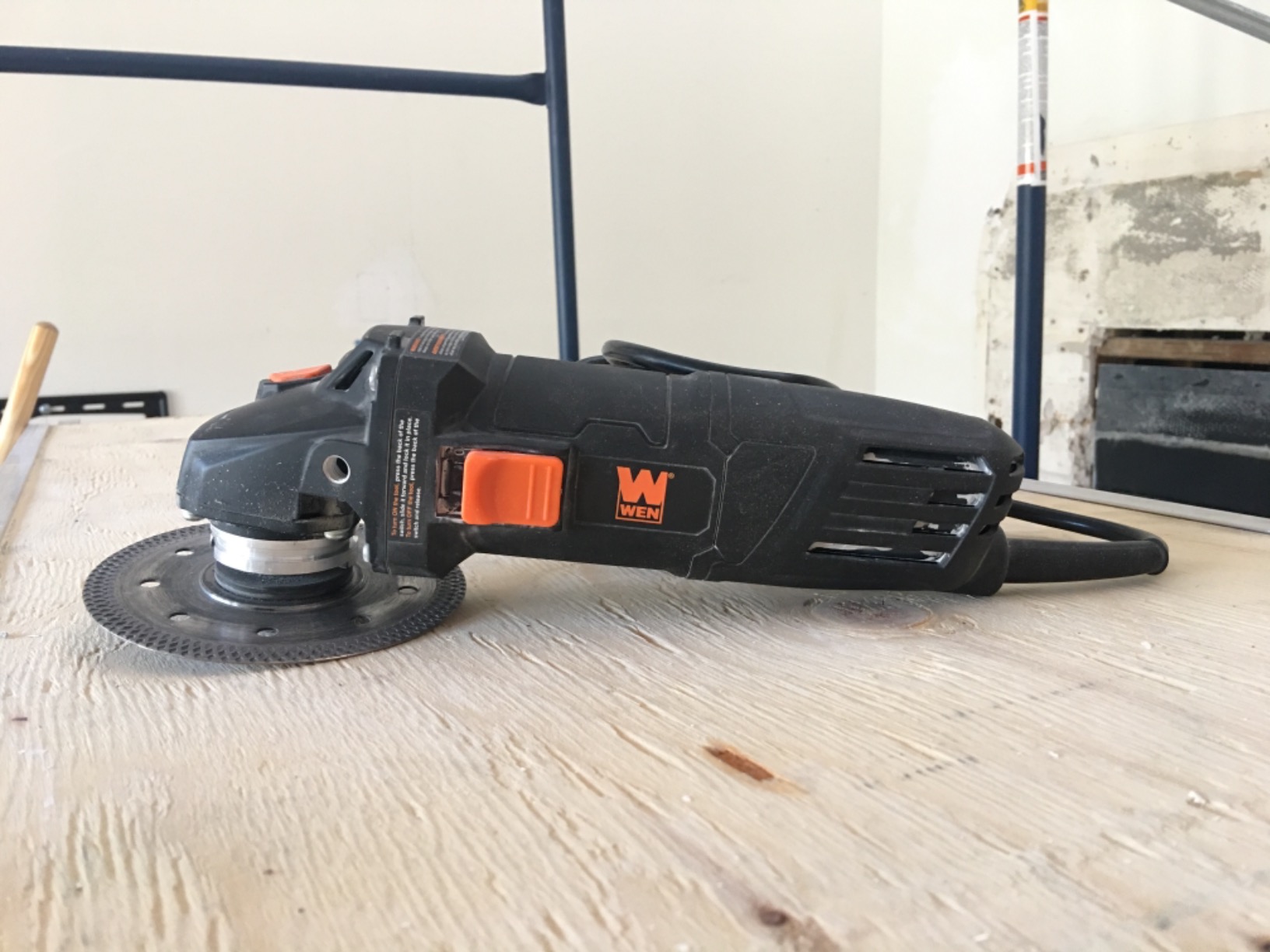 WEN 94475 7.5-Amp 4-1/2-Inch Angle Grinder with Reversible Handle, Three Grinding Discs, and Carrying Case, Black,orange customer photo 2