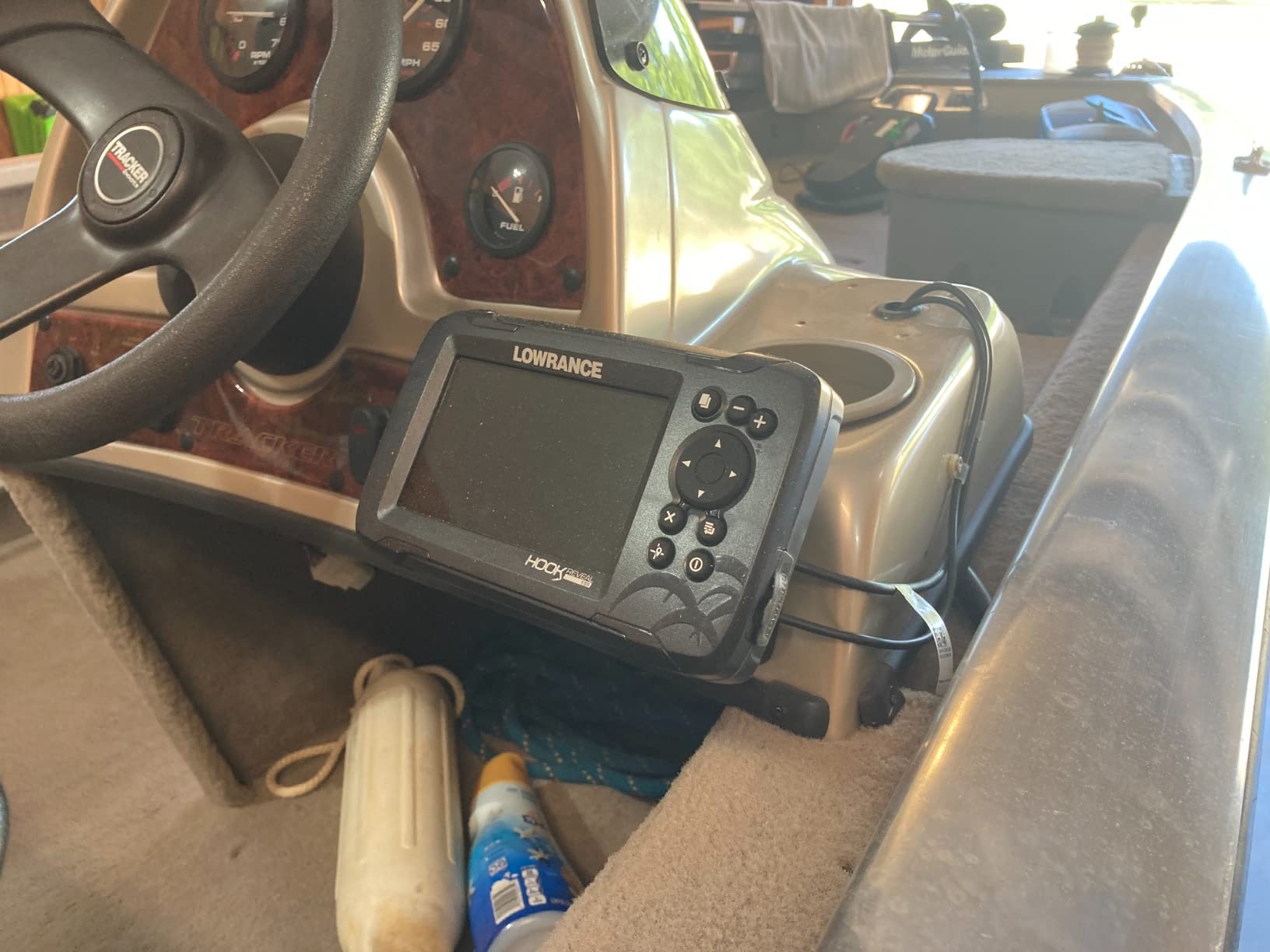 Lowrance HOOK Reveal 5 SplitShot - 5-inch Fish Finder with SplitShot Transducer, Preloaded C-MAP US Inland Mapping customer photo 1