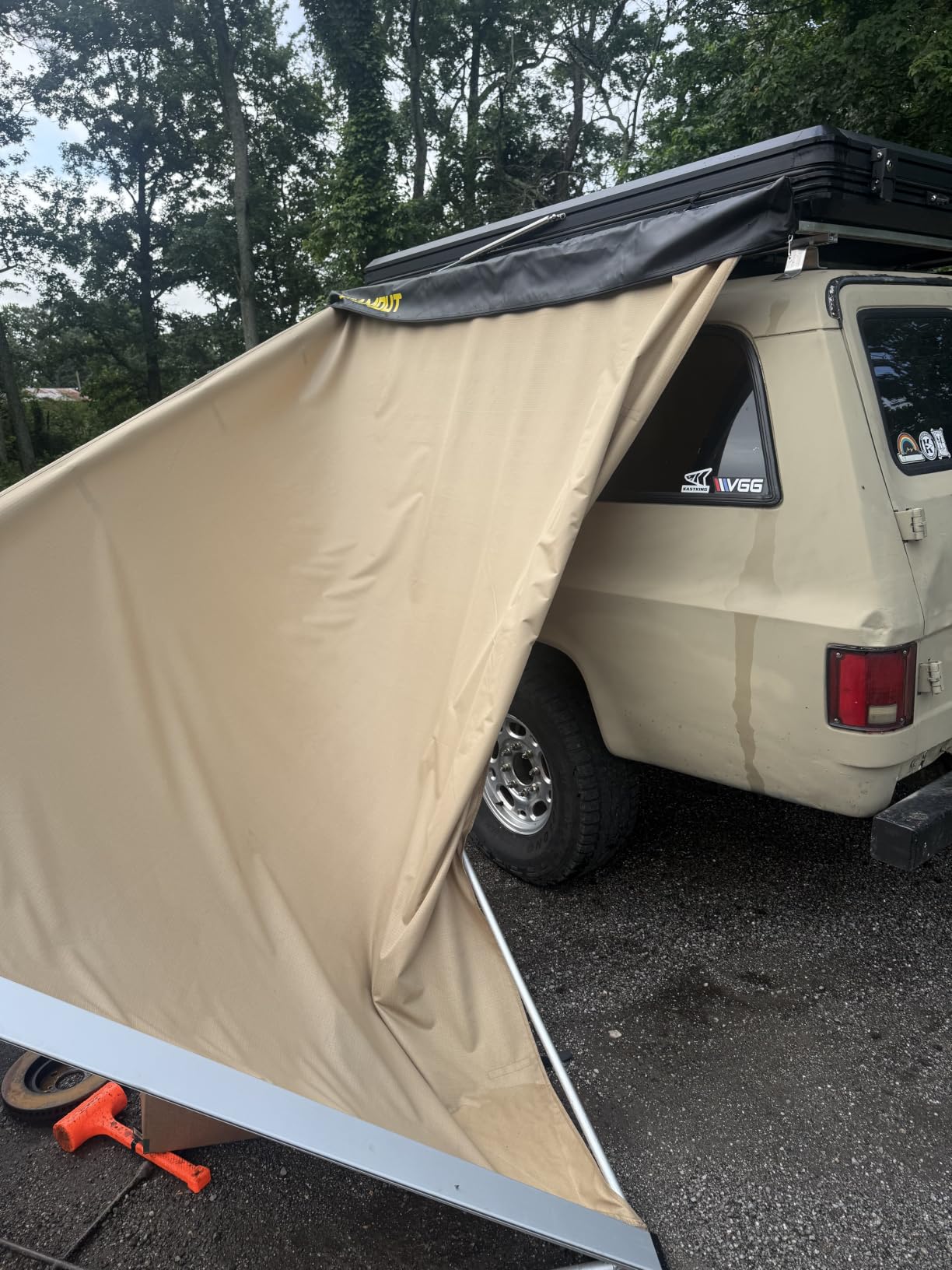 SAMOUT Vehicle Awning, 8.2ft x 10ft, Rooftop Pullout Ripstop UPF50+ Side Awning, Reinforced Hinges & Poles for Jeep/SUV/Truck/Van customer photo 1