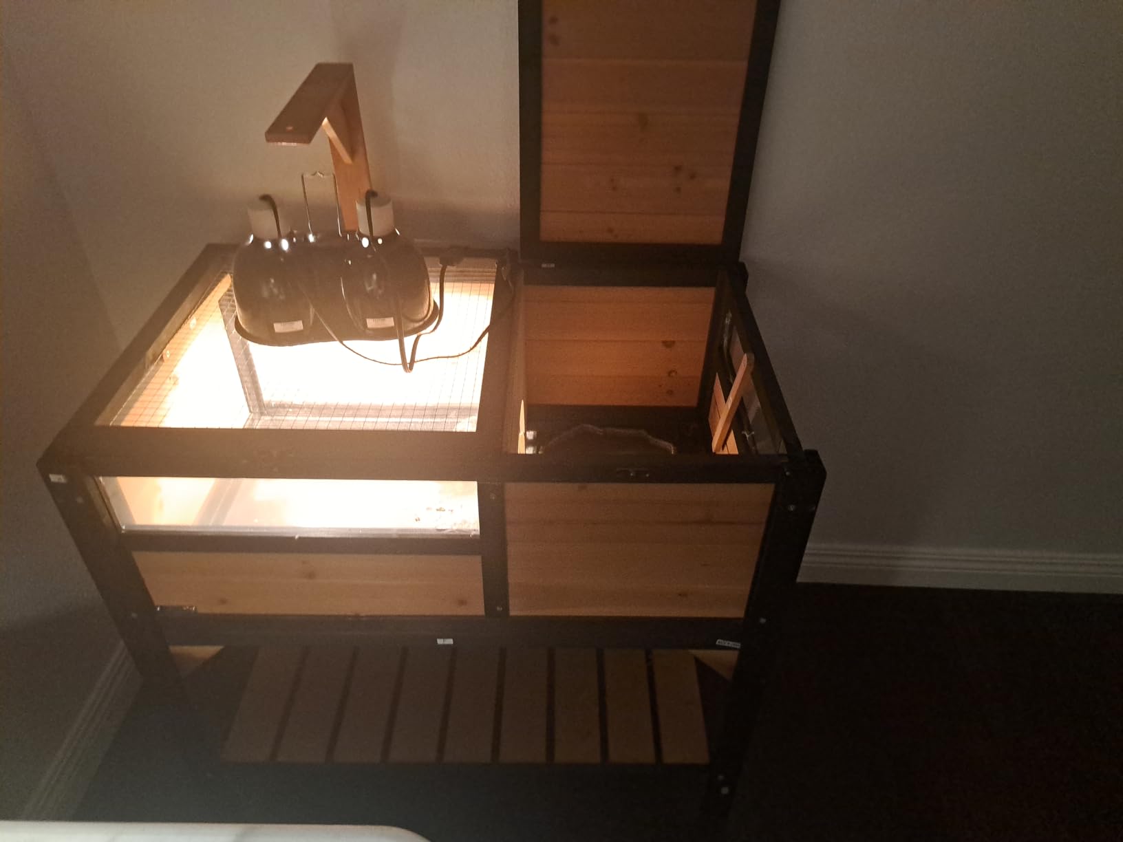 PawHut Tortoise Habitat with Shelf Storage, Tortoise Enclosure with Weather Protection, Reptile Enclosure with Tray, Light Support Frame, Yellow customer photo 2