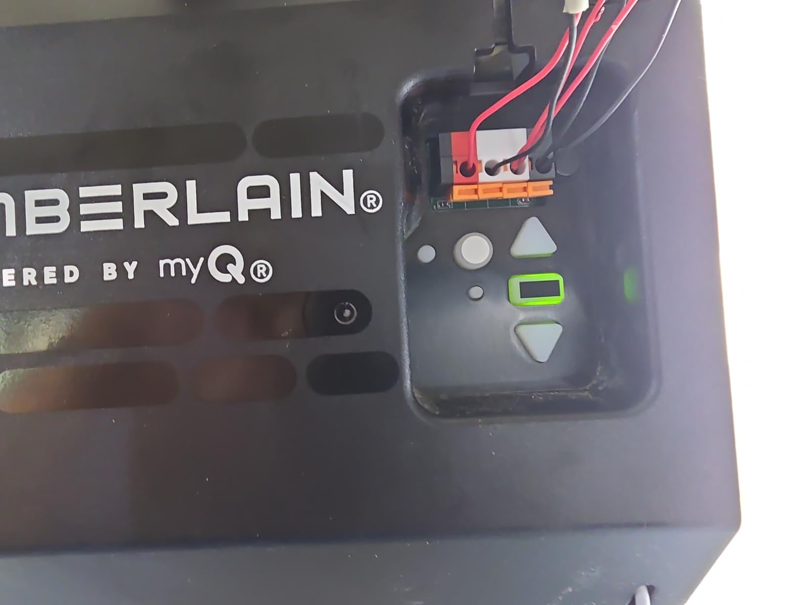 Chamberlain Belt Drive myQ Garage Door Opener, 3/4HP w/Fixed Camera customer photo 1